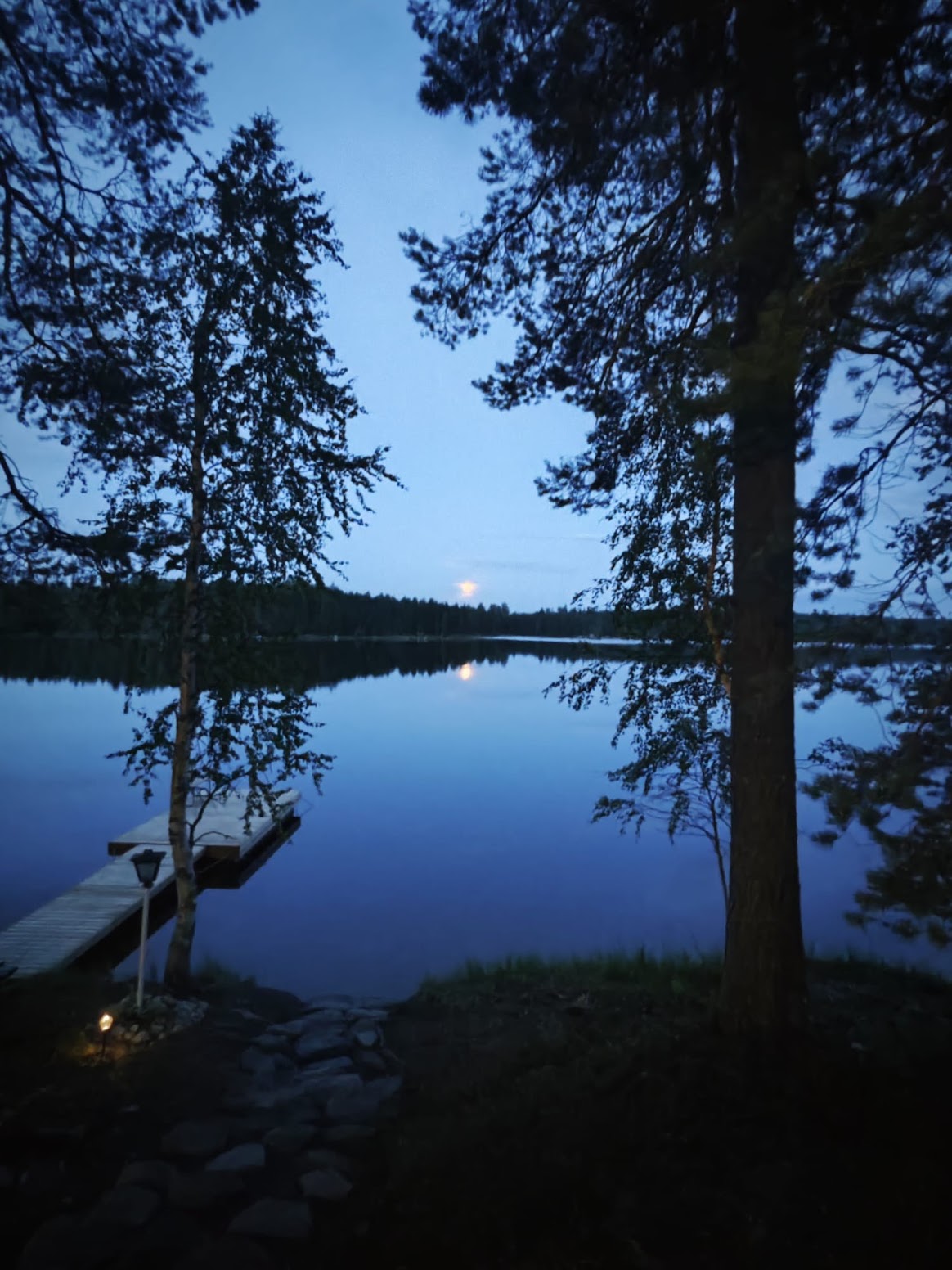Laituri ja mökkipiha